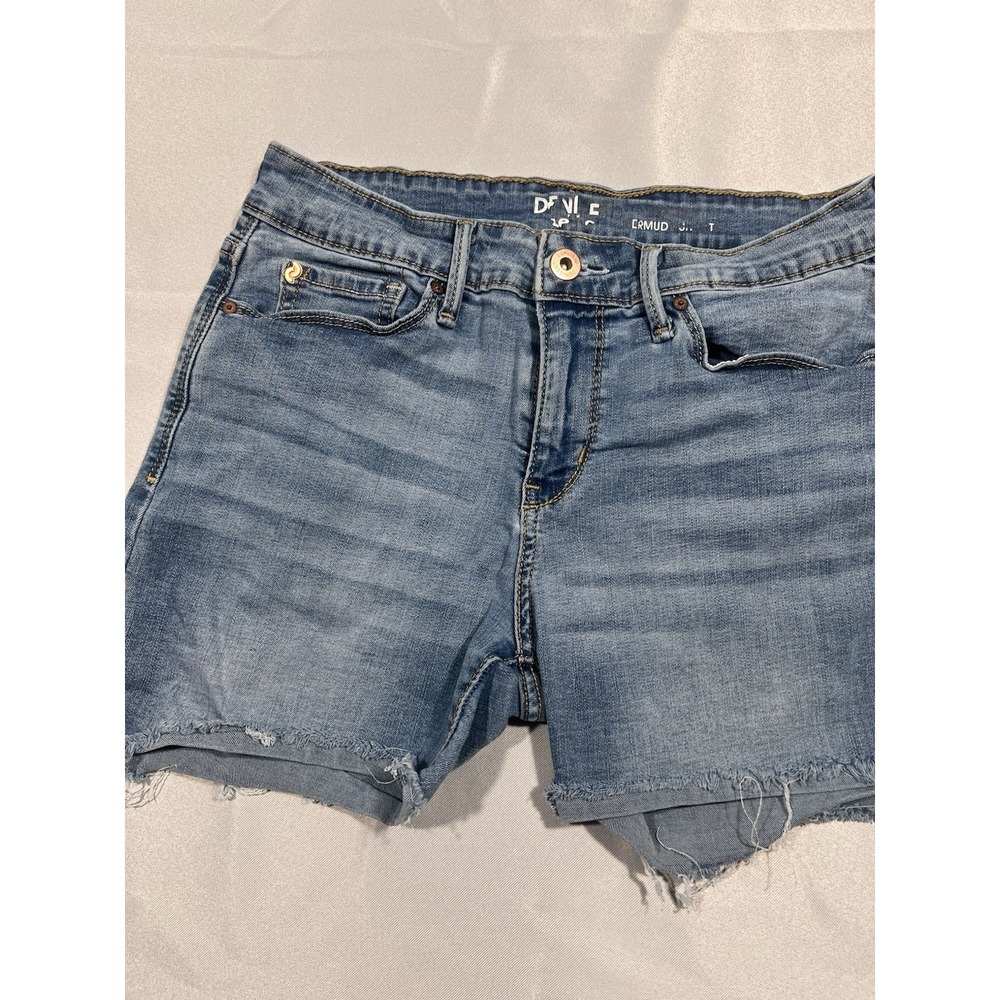 Denizen Women Shorts, Medium Light Wash Size 28 Waist.
